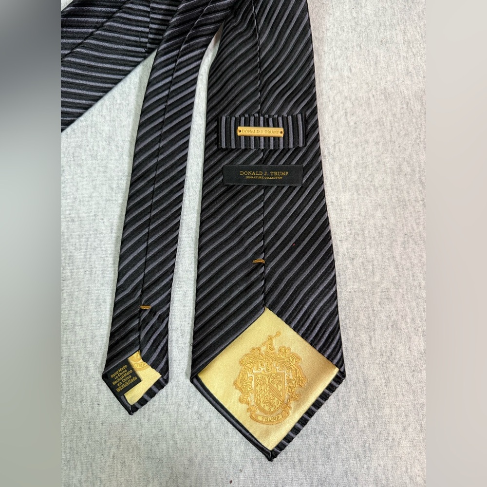 Donald J. Trump Signature Collection Silk Neck Tie – Black & Gray 👔✨